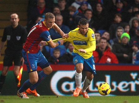 Cabaye (phải) đang được rất nhiều đội bóng quan tâm