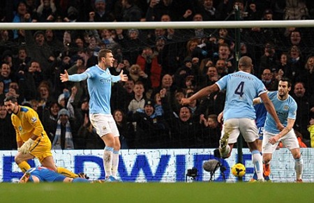 Dzeko mang về 3 điểm quý giá cho Man City