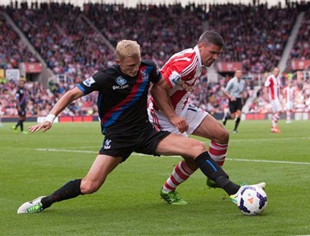 Man City lên ngôi đầu bảng Premier League? - 2 Crystal Palace (trái) chưa đủ tầm để giành điểm tại Etihad