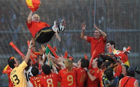Luis Aragones: Vĩnh biệt một chiến lược gia huyền thoại - 1 HLV Aragones đưa TBN vô địch châu Âu năm 2008