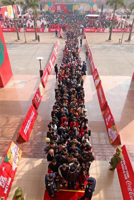 Hà Nội: Hàng ngàn người xếp hàng chờ chiêm ngưỡng Cúp vàng thế giới - 1 Dòng người chờ đợi được chứng kiến chiếc Cúp vàng thế giới danh giá