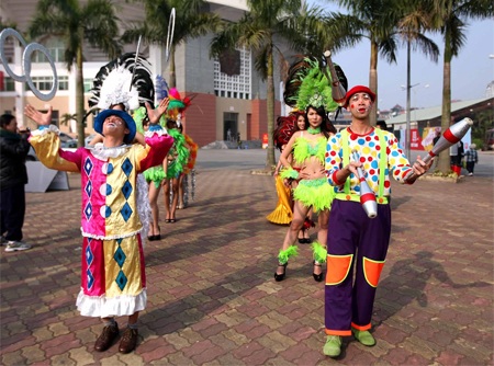 Hà Nội: Hàng ngàn người xếp hàng chờ chiêm ngưỡng Cúp vàng thế giới - 5 Người hâm mộ còn được chứng kiến bầu không khí sôi động vời vũ điệu Samba của đất nước Brazil