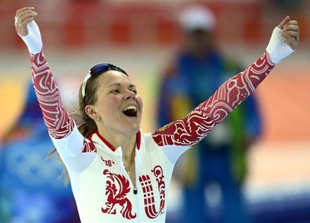 Graf (trái) bên cạnh VĐV Hà Lan Ireen Wust (HCV) và VĐV CH Séc Sablikova (HCB)