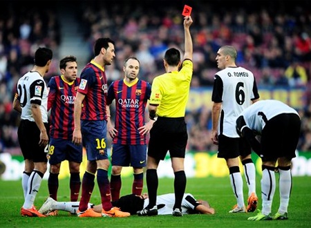 Barcelona: “Thảm họa” đến từ sự bất lực của hàng thủ - 1 Thẻ đỏ của Alba cho thấy sự bất lực của hàng thủ Barcelona