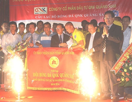 Tân binh QNK Quảng Nam đặt mục tiêu trụ hạng - 1 Lãnh đạo tỉnh Quảng Nam tặng Cờ Quyết thắng cho CLB QNK.Quảng Nam tại Lễ xuất quân