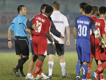 Trận đấu có nhiều tình huống phạm lỗi