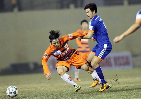 Ninh Bình (cam) bất ngờ thất bại trên sân nhà - Ảnh: Gia Hưng