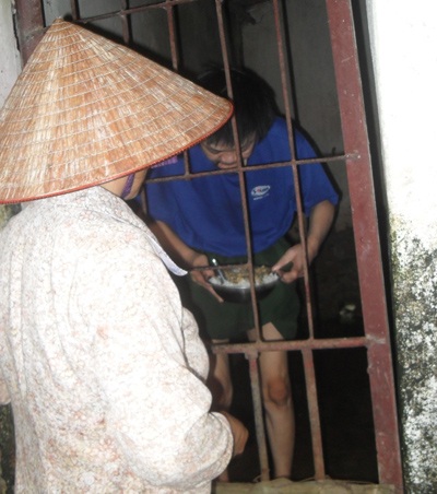 Chuyện rùng rợn, đau khổ đến tận cùng tại ngôi làng của những người điên - 2 Đường về “xóm tận khổ”