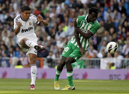 Betis (xanh) sẽ chiến đấu hết mình vì cuộc chiến trụ hạng