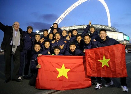 U19 Việt Nam nô nức đi xem trận Anh - Đan Mạch - 1 Toàn đội hứng khởi trước khi được xem trận đỉnh cao ở sân Wembley