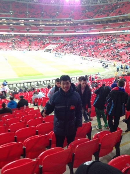 U19 Việt Nam nô nức đi xem trận Anh - Đan Mạch - 2 Niềm vui khi được hưởng bầu không khí sôi đổng ở Wembley