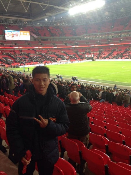 U19 Việt Nam nô nức đi xem trận Anh - Đan Mạch - 3 Các cầu thủ hạnh phúc với tấm vé được vào sân xem thi đấu