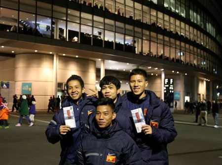 U19 Việt Nam nô nức đi xem trận Anh - Đan Mạch - 4 Các cầu thủ hạnh phúc với tấm vé được vào sân xem thi đấu