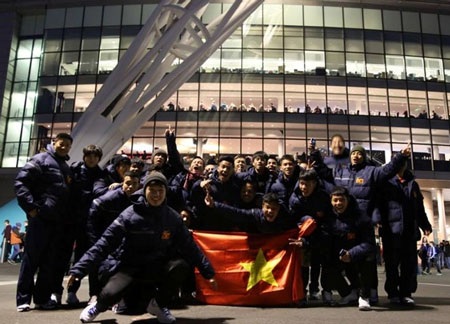 U19 Việt Nam nô nức đi xem trận Anh - Đan Mạch - 5 HLV Graechen chăm chút xem trận đấu suốt 90 phút