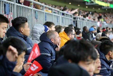 U19 Việt Nam nô nức đi xem trận Anh - Đan Mạch - 6 HLV Graechen chăm chút xem trận đấu suốt 90 phút