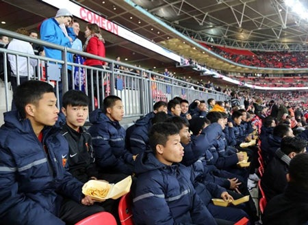 U19 Việt Nam nô nức đi xem trận Anh - Đan Mạch - 7 Các cầu thủ được chứng kiến tận mắt trận đấu bóng đá đỉnh cao Anh - Đan Mạch