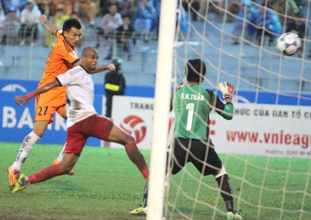 SHB Đà Nẵng đang gặp vận đen? - 1 Merlo (áo cam) chấn thương khiến hàng công SHB.Đà Nẵng giảm sút sức thị uy