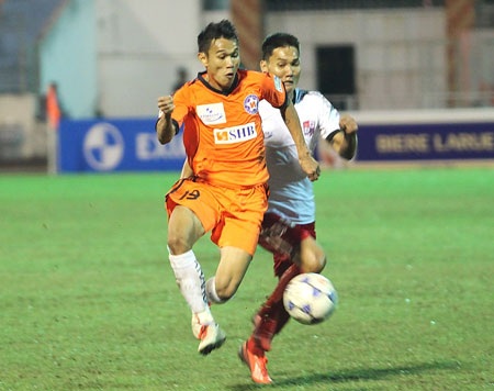 SHB Đà Nẵng đang gặp vận đen? - 2 Merlo (áo cam) chấn thương khiến hàng công SHB.Đà Nẵng giảm sút sức thị uy
