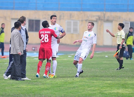 Trận đấu diễn ra căng thẳng với nhiều pha bóng thô bạo