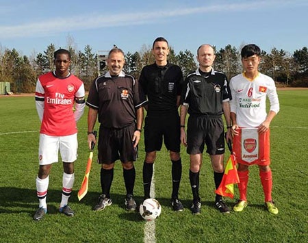 Chùm ảnh: U19 Việt Nam "bắn phá" U19 Arsenal - 5 Dù chỉ là trận đấu giao hữu, nhưng cả hai đội đều tỏ ra khá nghiêm túc