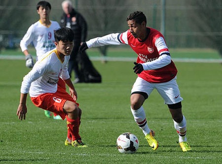 Chùm ảnh: U19 Việt Nam "bắn phá" U19 Arsenal - 6 Arsenal có lợi thế hơn hẳn về thể hình