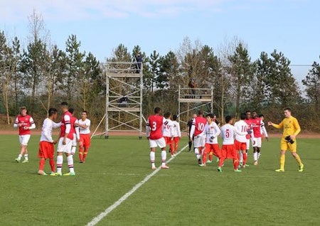Chùm ảnh: U19 Việt Nam "bắn phá" U19 Arsenal - 10 Cầu thủ hai đội bắt tay nhau khá thân thiện sau trận đấu