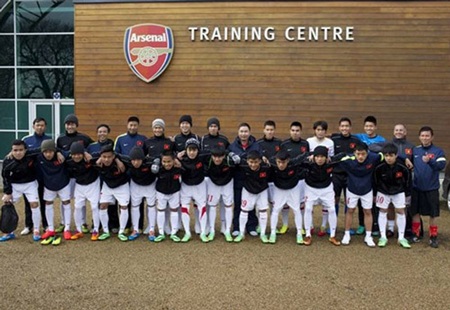 Toàn đội chụp ảnh lưu niệm ở trung tâm tập luyện CLB Arsenal