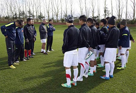 Toàn đội tập chiến thuật trên sân...