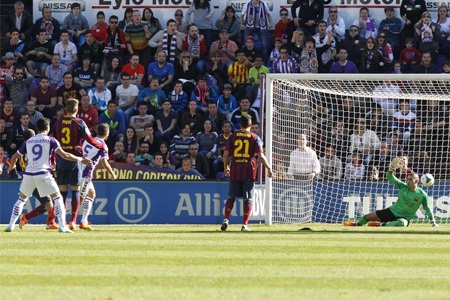 Rossi ghi bàn duy nhất giúp Valladolid hạ Barcelona