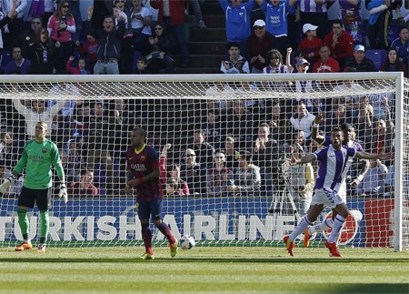 Hàng thủ Barcelona tiếp tục mắc sai lầm