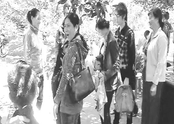 Đi tìm lời giải cho “thần y” 9 tuổi húc đầu chữa bách bệnh - 1 Em Quân đang húc đầu chữa bệnh.
