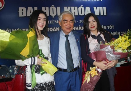 Ông Lê Hùng Dũng làm Chủ tịch VFF khoá 7 - 2 Tân Chủ tịch VFF bên cạnh hai con gái