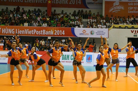 Thông tin LienVietPostBank giành Giải Nhất Cúp Tứ Hùng 2014 tại Hậu Giang - 4 LienVietPostBank Style: Một tiết mục văn nghệ trong Lễ Bế
mạc Giải Bóng chuyền nữ Cúp Tứ Hùng.