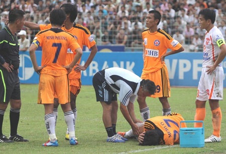 SHB Đà Nẵng chia tay “công thần” Merlo? - 1 Ca chấn thương kinh hoàng cuối mùa giải 2012 của Merlo.