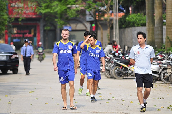 Cầu thủ nhận tiền “độ” vẫn tập luyện cùng Ninh Bình - 2 Toàn đội tỏ ra khá buồn bã và chán nản