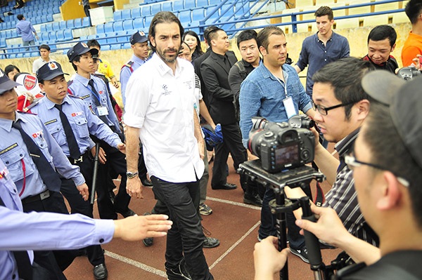 Pires dự đoán Real và PSG vào chung kết Champions League - 2 Pires thu hút sự chú ý của giới truyền thông trên sân Hàng Đẫy