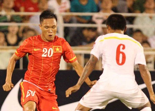 Bố mẹ Quang Hùng khóc ngất khi con bán độ - 1 Quang Hùng (phải) là tài năng đầy hứa hẹn của bóng đá Việt Nam