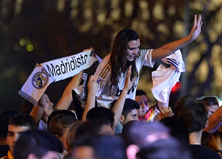 Đêm không ngủ của người Madrid tại Cibeles - 1 Người Madrid hạnh phúc vô bờ bến khi Real Madrid đoạt Cúp Nhà vua năm 2014