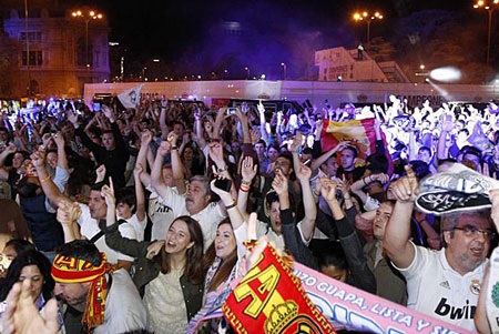 Đêm không ngủ của người Madrid tại Cibeles - 2 Hàng ngàn người òa lên vui sướng khi trận đấu ở Mestalla kết thúc