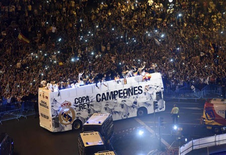 Đêm không ngủ của người Madrid tại Cibeles - 6 Chiếc xe chở cầu thủ Real Madrid trong vòng vây người hâm mộ đêm 16/4