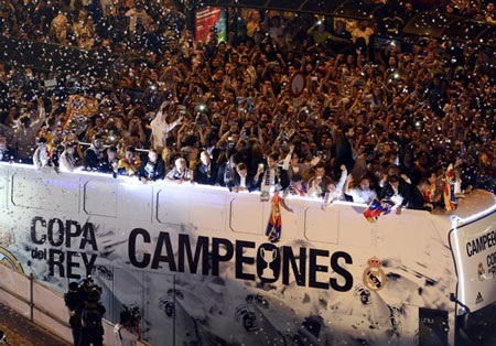 Đêm không ngủ của người Madrid tại Cibeles - 8 Các CĐV Madrid không giấu được sự phấn khích