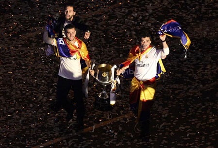 Đêm không ngủ của người Madrid tại Cibeles - 10 Cầu thủ Real Madrid chia vui với các CĐV nhà