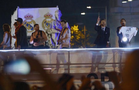 Đêm không ngủ của người Madrid tại Cibeles - 11 Cầu thủ Real Madrid chia vui với các CĐV nhà