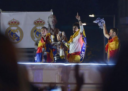 Đêm không ngủ của người Madrid tại Cibeles - 12 Ramos ăn mừng theo phong cách quen thuộc của một đấu sĩ bò tót