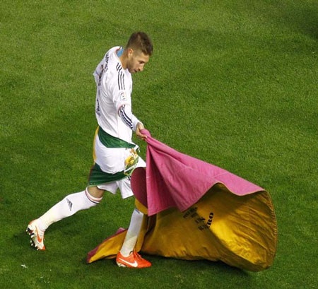Đêm không ngủ của người Madrid tại Cibeles - 13 Ramos ăn mừng theo phong cách quen thuộc của một đấu sĩ bò tót