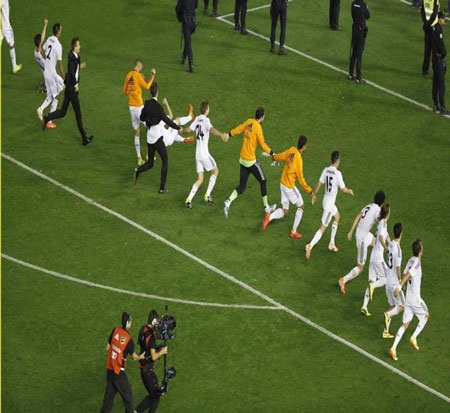 Đêm không ngủ của người Madrid tại Cibeles - 14 Các cầu thủ Real Madrid chia vui với người hâm mộ trên sân
