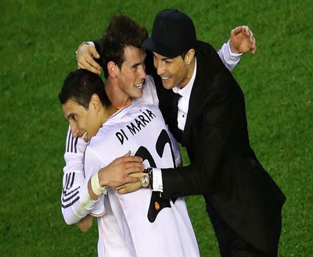 Đêm không ngủ của người Madrid tại Cibeles - 16 Ronaldo chia vui cùng hai người hùng Ramos-Pepe