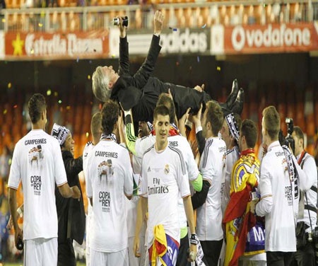 Đêm không ngủ của người Madrid tại Cibeles - 17 Các cầu thủ Real Madrid công kênh HLV Carlo Ancelotti