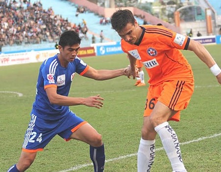 Mimic (phải) bị treo giò khiến SHB.Đà Nẵng thực
sự khủng hoảng hàng công