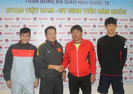 Tuyển Việt Nam và sinh viên Hàn Quốc sẽ chơi cống hiến - 1 ĐTVN và SV Hàn Quốc sẽ chơi hết mình - Ảnh: Gia Hưng